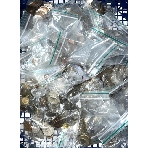 32A - A selection of worldwide And Commonwealth coinage approximately a 1000 plus 20th century early to la... 
