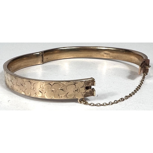 574 - A 9 carat hallmarked gold bangle with chased decoration, 11gm