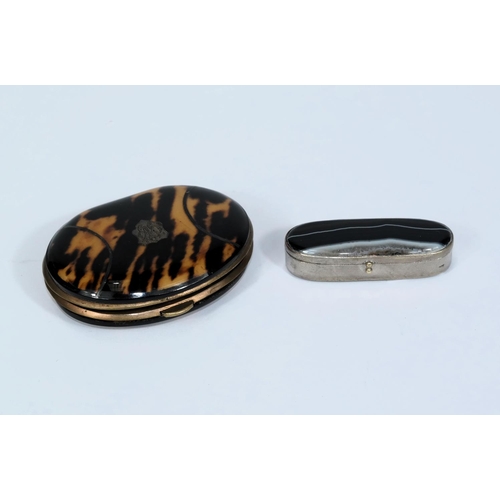 598 - An agate hinged snuffbox; a tortoiseshell purse with shield monogram