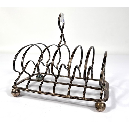 607B - A Georgian 6 division hallmarked silver toast rack, Sheffield, 7oz