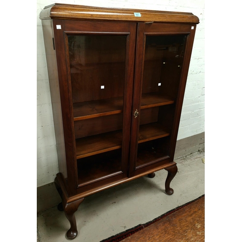 884 - A mahogany display cabinet enclosed by 2 glazed doors