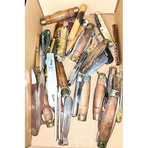 11D - A selection of various pen knives and pocket knives etc