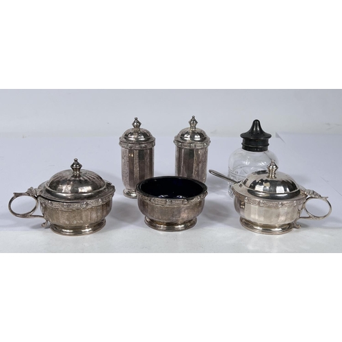 611 - A hallmarked silver 5 piece circular cruet set, Birmingham 1935