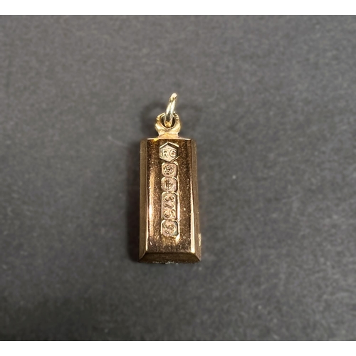 642 - A 9ct gold ingot pendant, 3.3gm