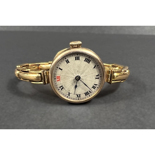 663 - A 9ct hallmarked gold early 20th century ladies wristwatch on plated expanding bracelet