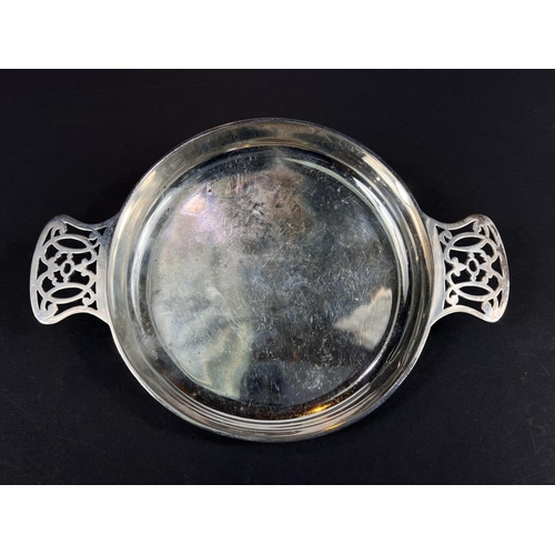 714 - A silver dish with pierced handles, Goldsmiths and Silversmiths Company, London, 8oz