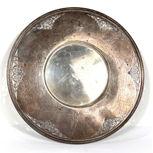 607 - A hallmarked silver circular bottle stand with wide pierced border, Sheffield 1918, diameter 24cm, 1... 