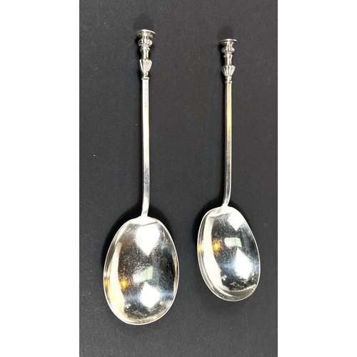 711 - A pair of silver Seal Top spoons, London 1900, 3oz