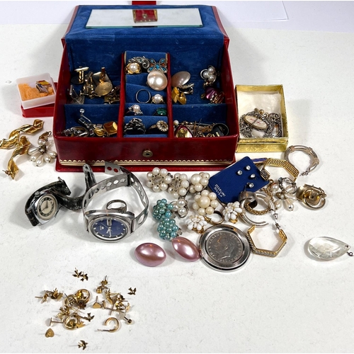 794A - A selection of yellow metal and other costume jewellery etc