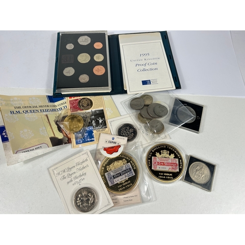 672 - A Royal Mint boxed 1995 Proof Coin Collection; 2 medallions commemorating 100 years of Treasury bank... 