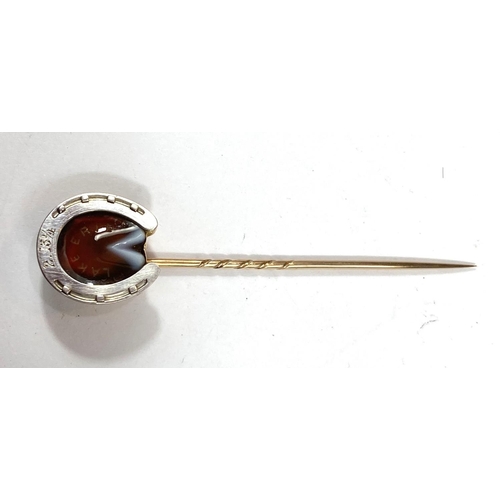 799A - An 18ct gold and platinum tie pin of horse racing interest with horse shoe stick pin in case