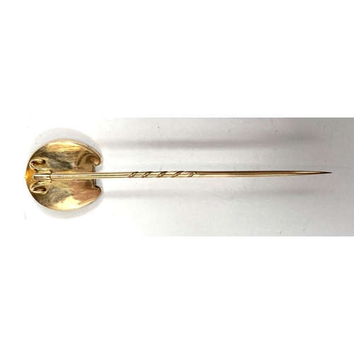 799A - An 18ct gold and platinum tie pin of horse racing interest with horse shoe stick pin in case