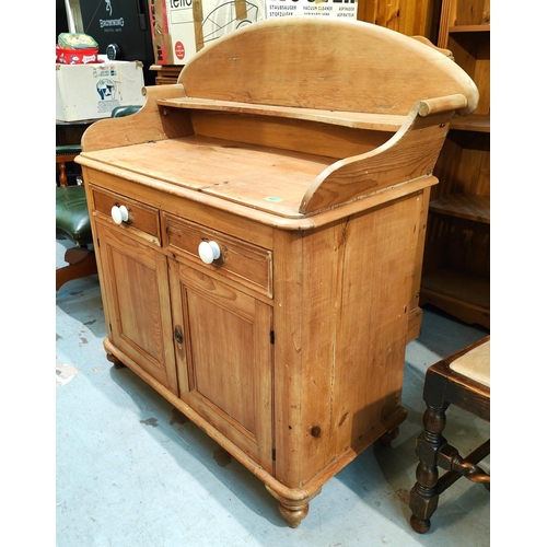 897 - A Victorian pine wash stand/dressing chest with raised shelf back, double cupboard and drawers below