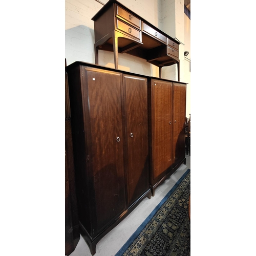 912 - A Stag Minstrel three piece bedroom suite with dressing table with triple mirror and five drawers be... 