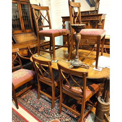 946 - A Regency style mahogany dining suite with crossbanded decoration, comprising twin pedestal extendin... 