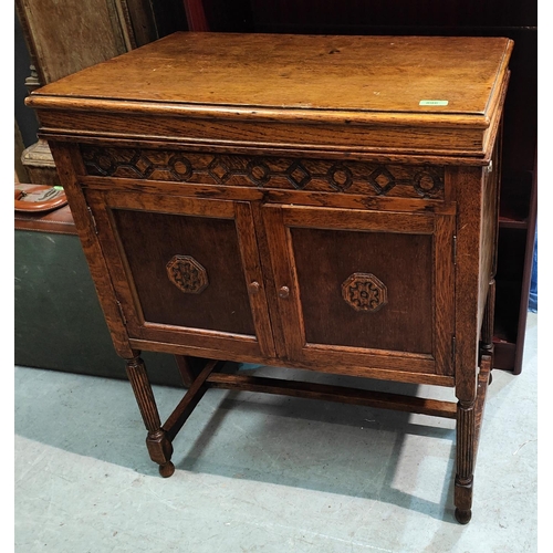 896 - An early 20th century oak Melodist record cabinet/player