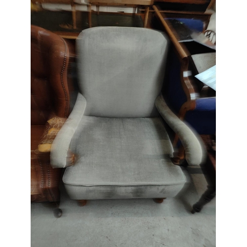 998B - A traditional style armchair with grey upholstery 