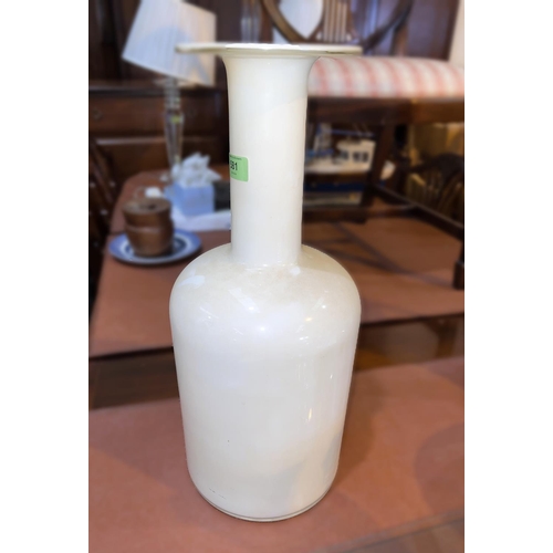 581 - Holmegaard: A large Otto Baner designed mid century white glass mallet shaped vase ht. 49.5cm