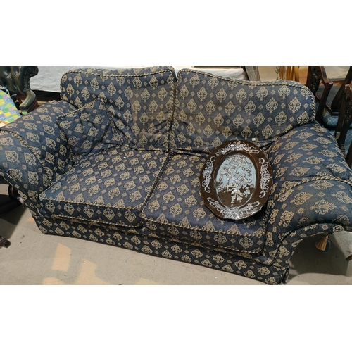 909 - A modern two seater settee in traditional blue pattern fabric, length 190 x depth 90cm and a matchin... 