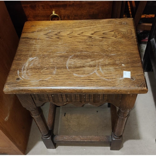 981 - Two oak occasional tables, a modern nest of tables and a mirror