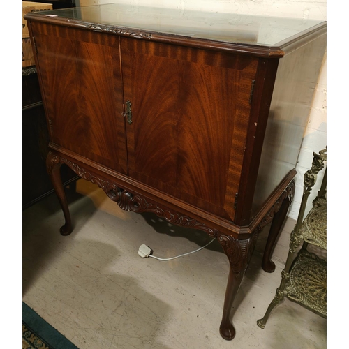 917 - A mahogany reproduction Queen Anne style cocktail cabinet with double doors, length 89cm