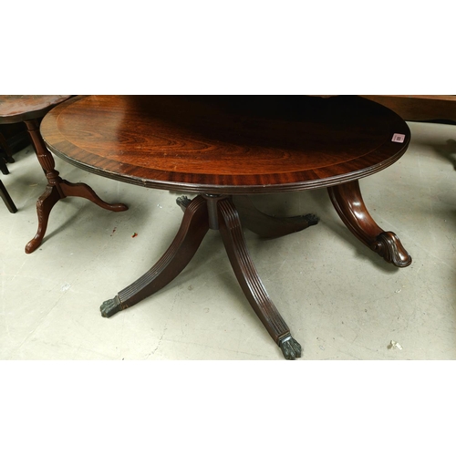 899 - A reproduction Regency mahogany occasional table with oval top, on 4 splay feetNo bids sold with nex... 