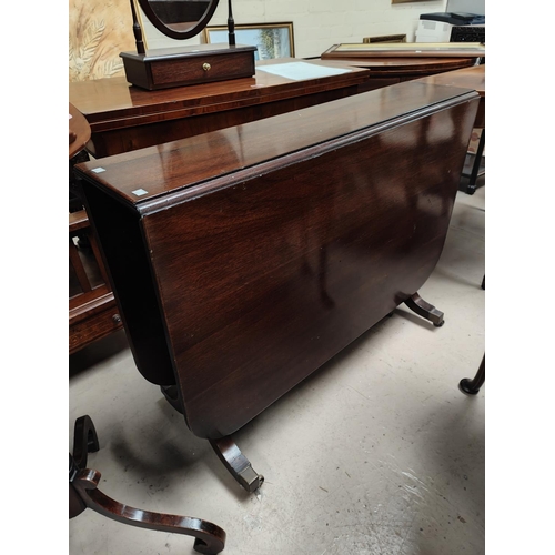 912 - A 19th century mahogany Pembroke table of rounded rectangular form, extended length 135cm, reeded ed... 