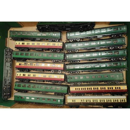 225 - Sixteen Bachmann & Hornby carriages/cars, 00 gauge, mainly green livery