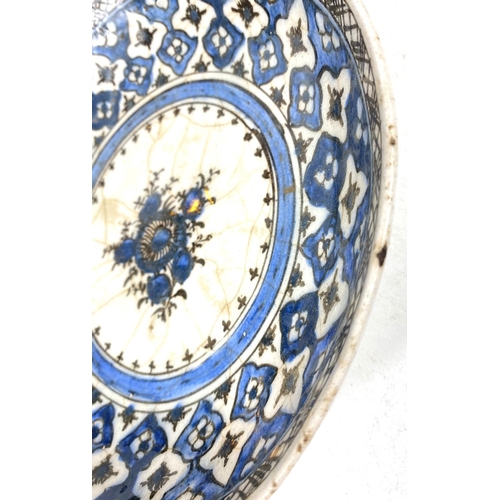 494B - An Islamic Iznik style dish with blue decoration on white glaze, dia. 24.5cm