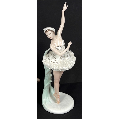 580 - Coalport ballerinas: limited edition figures, 'Margot Fonteyn' No3924/5000 and 'Alicia Markova' 1571... 