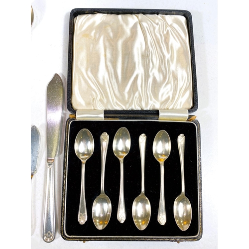 600 - A hallmarked silver set of golfing teaspoons with crossed clubs finials, cased; 2 further hallmarked... 