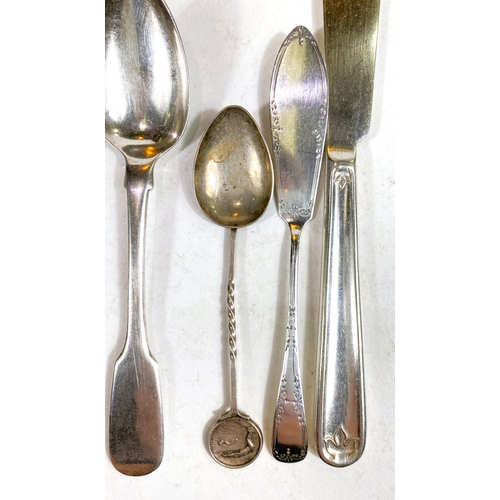 600 - A hallmarked silver set of golfing teaspoons with crossed clubs finials, cased; 2 further hallmarked... 