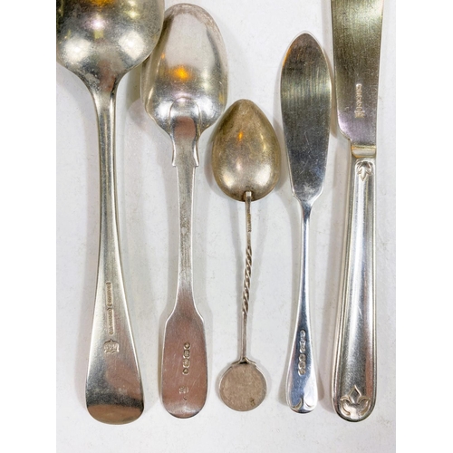 600 - A hallmarked silver set of golfing teaspoons with crossed clubs finials, cased; 2 further hallmarked... 