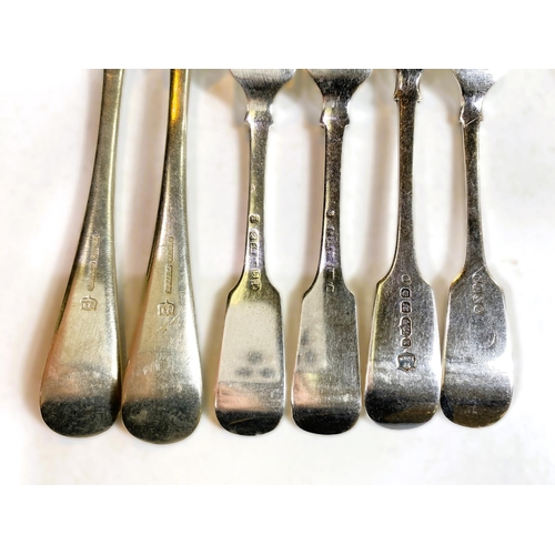 600 - A hallmarked silver set of golfing teaspoons with crossed clubs finials, cased; 2 further hallmarked... 