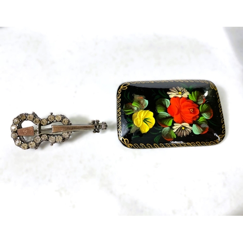 620 - An early 20th century violin brooch set with paste stones, another mid century diamante brooch, boxe... 