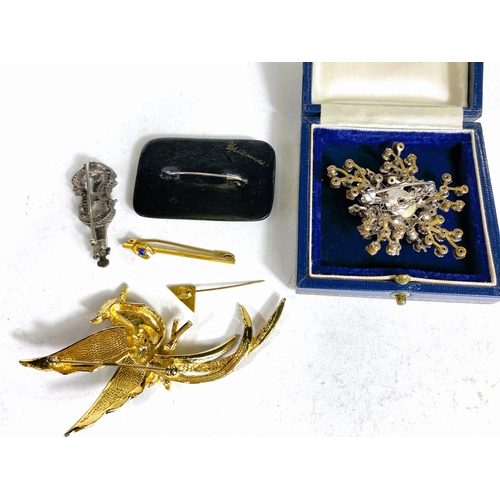 620 - An early 20th century violin brooch set with paste stones, another mid century diamante brooch, boxe... 