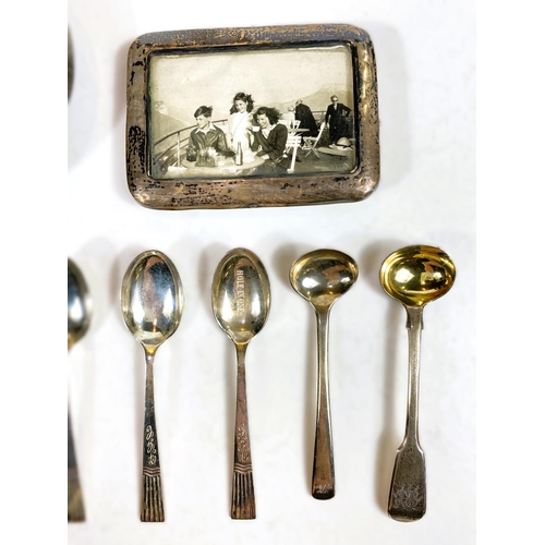 633 - A hallmarked silver set of 6 teaspoons, Sheffield 1962; 2 Georgian hallmarked silver mustard sp... 