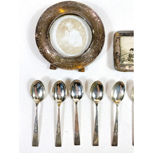 633 - A hallmarked silver set of 6 teaspoons, Sheffield 1962; 2 Georgian hallmarked silver mustard sp... 