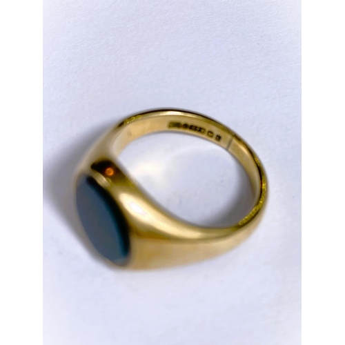 659 - A carat hallmarked gold signet ring set moss agate, 6.5gm