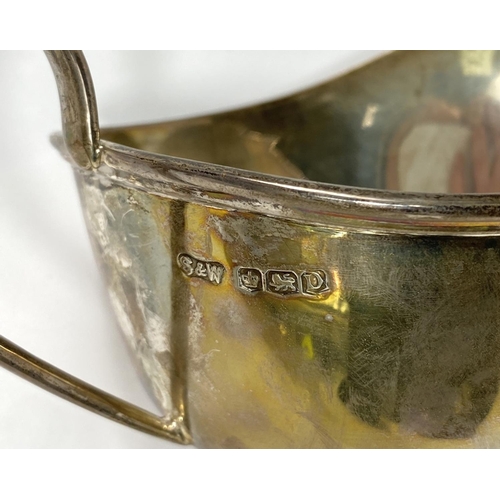 699 - A hallmarked silver sauce boat, Sheffield 1906, 5.25oz