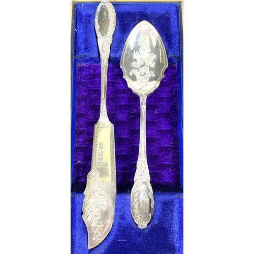 724 - A hallmarked silver preserve spoon and butter knife, cased, Sheffield 1904; a hallmarked silver chri... 