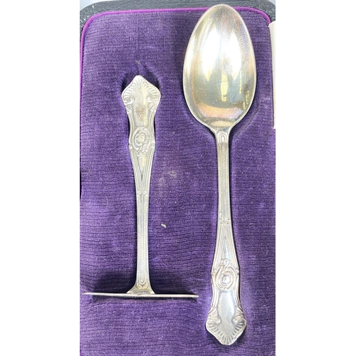 724 - A hallmarked silver preserve spoon and butter knife, cased, Sheffield 1904; a hallmarked silver chri... 