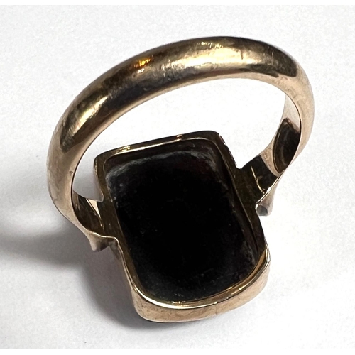 728 - A 9ct hallmarked gold gent's ring set with rounded rectangular dark brown 