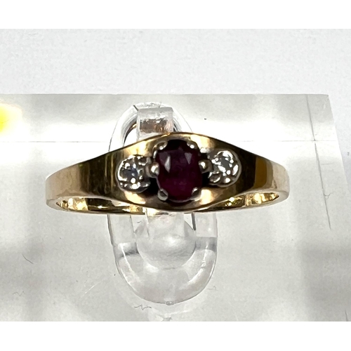 785 - A 9 carat hallmarked gold ring set central ruby and 2 diamonds, 2gm