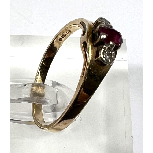 785 - A 9 carat hallmarked gold ring set central ruby and 2 diamonds, 2gm