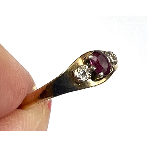 785 - A 9 carat hallmarked gold ring set central ruby and 2 diamonds, 2gm