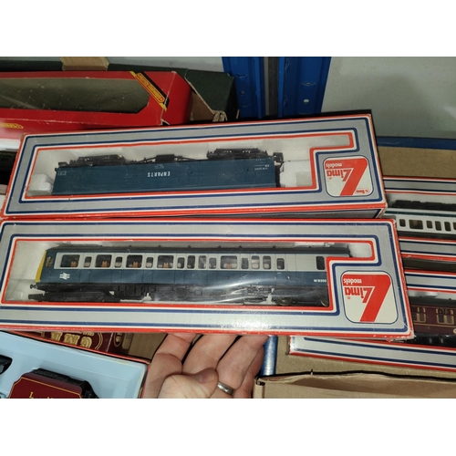 252 - Lima model: '00' Gauge: six boxed locomotive or carriages; 205137 MWG, 205147 MWG, 205152 WG, 305332... 