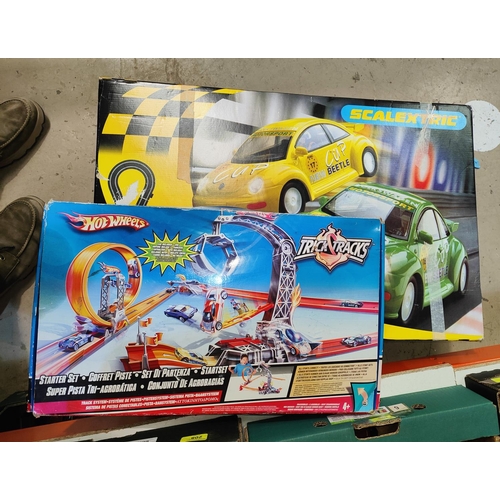 290A - A Hot Wheels set and a Scalextric set.