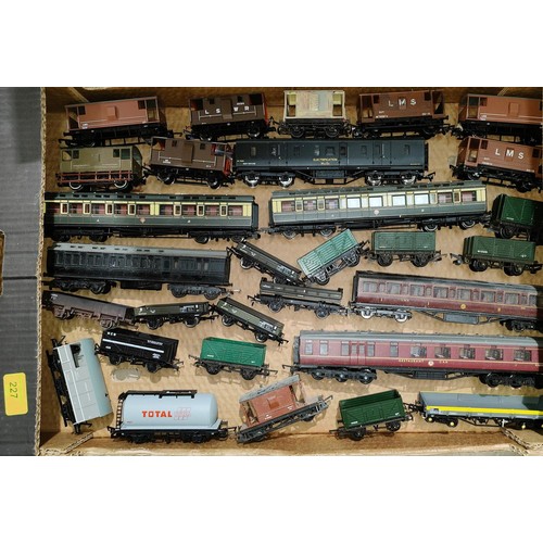 227 - Model rail carriages 30 Hornby 00 gauge