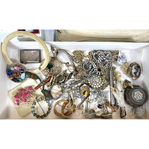 626 - A quantity of costume jewellery including 2mourning brooches, silver Vesta, grouse foot brooch etc